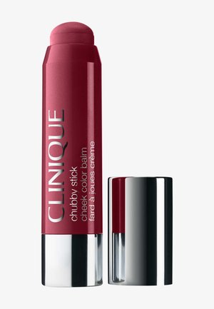 Balsam do policzków Clinique Chubby Stick w głębokim różowym kolorze z srebrną nasadką, pokazany otwarty obok nasadki na białym tle.