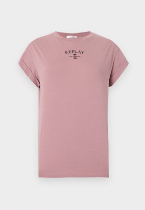 T-shirt rose poussiéreux à manches courtes avec revers retroussés et inscription noire "REPLAY NOT ORDINARY" imprimée sur la poitrine haute.