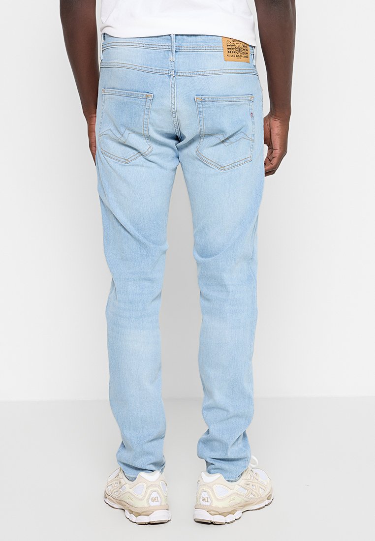Lichtblauwe denim jeans met een rechte pasvorm, voorzien van een gelabelde tailleband, twee achterzakken en lichte vervaging voor een versleten uitstraling.