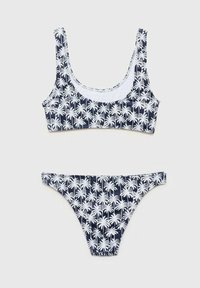 Bordo bikini set s bijelim uzorkom palmi; sadrži crop top s izrezom i širokim naramenicama te odgovarajuće niske bikini gaćice.
