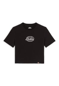 Camiseta negra de manga corta hecha de algodón con un cuello redondo. Presenta un logo de globo blanco con el texto "Dickies" en cursiva en el centro.
