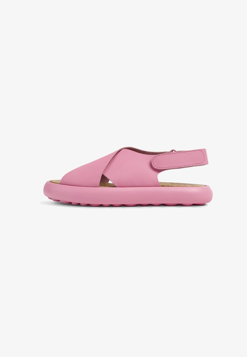 Sandale rose à bout ouvert avec des lanières croisées, une bride arrière à fermeture velcro, une semelle coussinée et un dessous texturé antidérapant.
