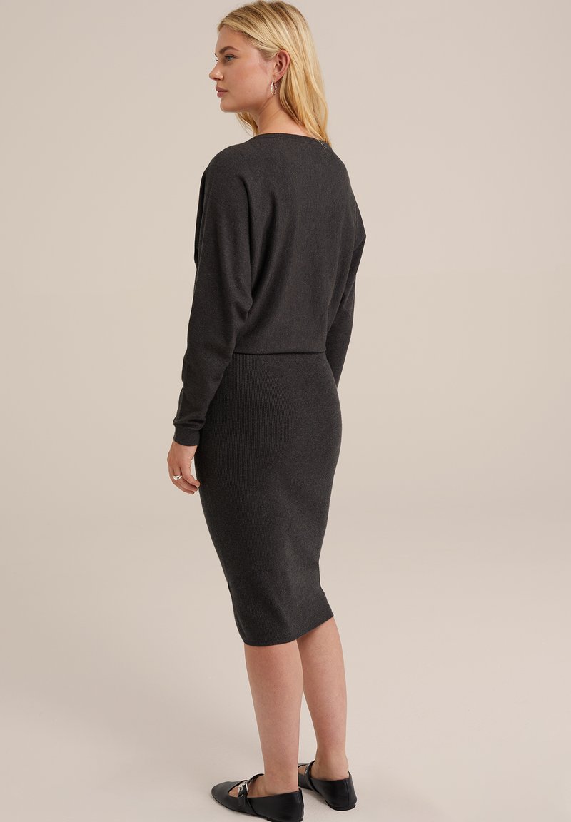 Czarna szara midi sukienka z długimi rękawami i dopasowanym krojem, wykonana z miękkiego dzianinowego materiału. Zauważalna prążkowana faktura i bezszwowy design.