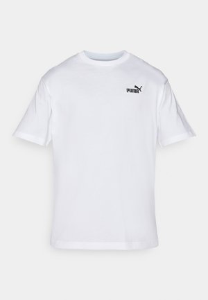 Hvit bomulls t-skjorte med korte ermer, med en svart Puma-logo på venstre bryst. Rund hals, standard passform, glatt tekstur.