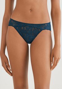 Dunne kanten bikini slip in donker teal, met bloemenpatronen en geschulpte randen, een gladde textuur en een lage taille.