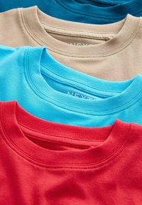 Štyri tričká s okrúhlym výstrihom poskladané na sebe: červené, svetlomodré, béžové a tmavomodré. Vyrobené z mäkkej bavlny, s viditeľným šitím a hladkou textúrou.