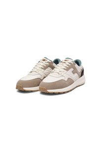 Sneaker mit einer Kombination aus beigefarbenem Wildleder und hellgrauem Mesh, strukturierten Akzenten, einer neutralen Gummisohle und cremefarbenen Schnürsenkeln.