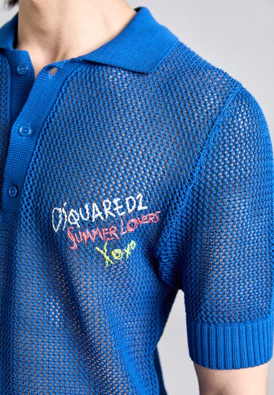 Blaues Mesh-Polohemd mit strukturiertem Muster. Mit Kragen, Knopfverschluss und gestickten Grafiken in Rot, Gelb und Weiß.