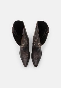 santiag kentucky's western