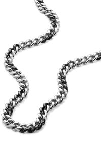 Collana a catena in tono argento che presenta anelli alternati lucidi e opachi, ognuno con una texture liscia. Gli anelli sono interconnessi in un design curvo.