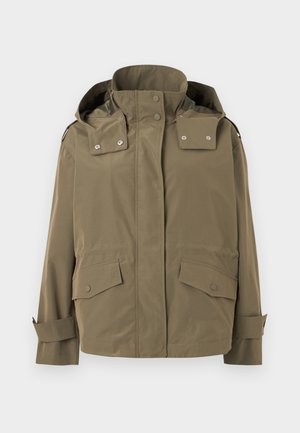 Veste imperméable vert kaki avec col montant, capuche détachable, boutons-pression à l'avant, poches à rabat et poignets ajustables.