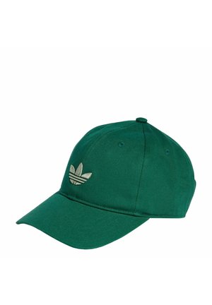 Groene honkbalpet met gebogen klep met een klein grijs Adidas trefoil-logo geborduurd op het voorpaneel.