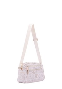 Borsa a tracolla sintetica bianca con finiture dorate, dotata di tasca con zip, motivo con logo e una tracolla testurizzata regolabile.