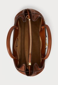 Fentről nézve egy nyitott barna bőrtáska, két fogantyúval, középen cipzáras rekesszel és puha velúrbélés belsővel.