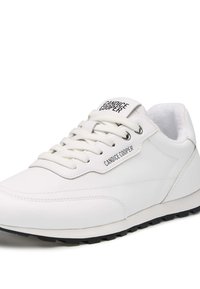 Weiße Sneaker aus glattem Leder, mit gepolstertem Schaft, flachen weißen Schnürsenkeln und einer schwarzen Gummisohle mit Profil.