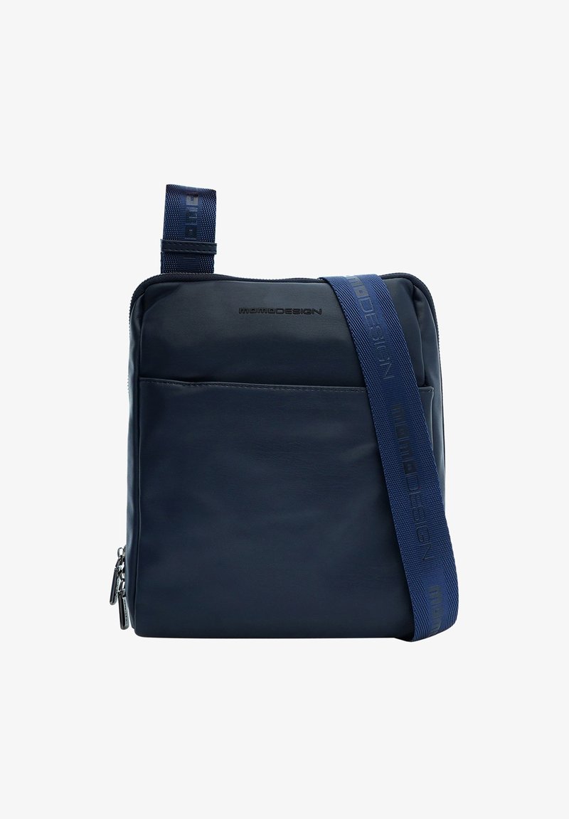Sac à dos en cuir marine au toucher lisse, avec une poche zippée à l'avant et une bandoulière bleue avec des accents de logo. Design compact et carré.