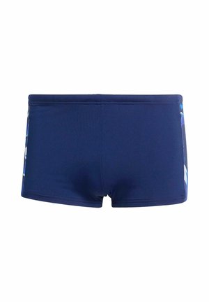 Námořnické modré pánské plavky s fitted, čtvercovým střihem a jemnými vícolorými bočními panely na bílém pozadí.