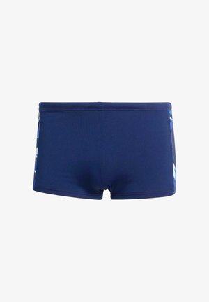 Námořnické modré pánské plavky s fitted, čtvercovým střihem a jemnými vícolorými bočními panely na bílém pozadí.