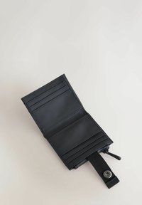 Fekete bőr pénztárca belső kártyatartókkal és cipzáras rekesszel, texturált felülettel és eltávolítható pánttal, fém alkatrészekkel.