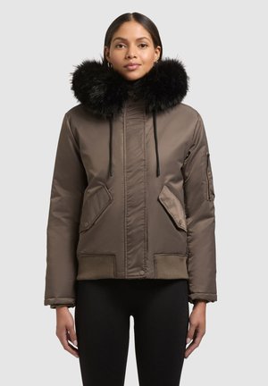 Bruine donsjas met een zwarte bontkraag, rits aan de voorkant, zijzakken en een geribde zoom. Gestructureerde stof met een gladde afwerking.