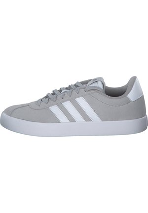 Sneaker grigio realizzato in suede e materiale sintetico, con strisce bianche, punta rotonda e suola in gomma testurizzata.