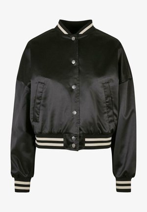 Černá saténová bomber bunda s pružným límcem a manžetami, ozdobená stříbrnými cvoky a pruhovanými detaily na pasu.