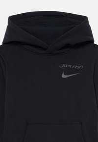 Černá mikina s kapucí se značkami Spurs a Nike na hrudi, s přední kapsou a viditelným šitím na kapuci a švech.