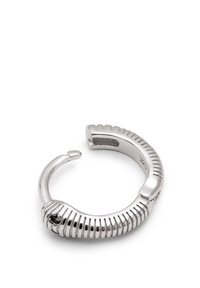 Pendiente de aro de plata esculpido con textura estriada y diseño abierto, con un acabado suave y un sutil brillo metálico.