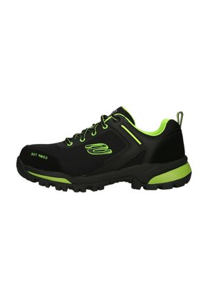 Scarpe da trekking nere con accenti verdi, parte superiore in materiale sintetico, suola texturizzata, colletto imbottito, punta rinforzata e sistema di allacciatura.