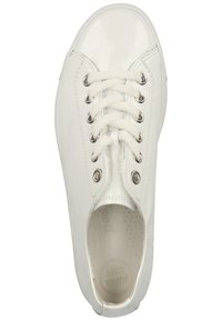 Sneaker bianco in materiale sintetico liscio, punta tonda, lacci piatti e occhielli argentati. L'interno è dotato di una soletta imbottita etichettata 'Super Soft'.