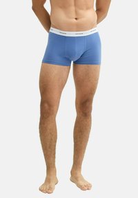 Męskie niebieskie bawełniane bokserki z białą elastyczną talią z logo "TOM TAILOR", dopasowany krój i gładka tekstura.