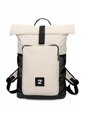 Zaino beige con chiusura a rotolo, tasca frontale con zip, tasche laterali in rete nere, spallacci imbottiti e piccolo logo quadrato nero con una "Z" bianca.