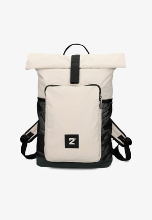 Zaino beige con chiusura a rotolo, tasca frontale con zip, tasche laterali in rete nere, spallacci imbottiti e piccolo logo quadrato nero con una "Z" bianca.