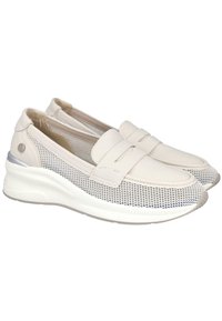 Zapatillas blancas sin cordones con parte superior de cuero texturizado y detalles de malla, suela acolchada y un sutil acento metálico cerca del talón.