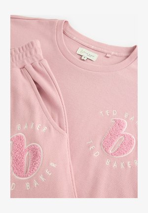 Lichtroze sweatset met een textuurstof, sweatshirt met ronde hals en bijpassende broek. Geborduurd zacht "b" logo in roze en wit.