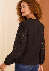 Love & Roses BRODERIE V NECK  REGULAR FIT - Tops ar garām piedurknēm - black
