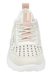 Helle beige Sneakers mit einem Obermaterial aus Mesh, Perforationen für Atmungsaktivität, pinken Akzenten auf der Zunge und einer dicken weißen Sohle.