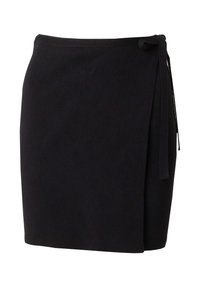 Gonna nera a costine con chiusura a fiocco sul lato. Il tessuto ha un aspetto testurizzato, rivelando una silhouette elegante.