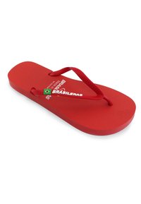Chanclas de goma roja con suela texturizada y tiras delgadas. Presenta la marca: "BRASILERAS" en blanco y un pequeño emblema de la bandera brasileña.