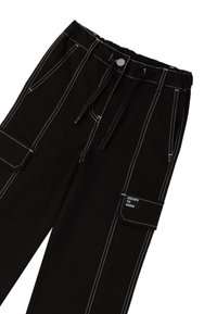 Czarne spodnie cargo z białymi stębnowaniami, elastycznym paskiem w talii i sznurkiem. Posiada boczne kieszenie oraz metkę z napisem "ESCAPE TO PARIS."