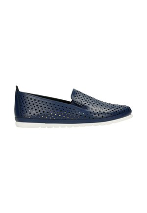 Marineblauwe instappers van geperforeerd leer, met een witte zool en een slank, rond ontwerp voor ademend vermogen en comfort.