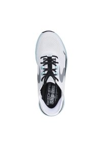 Bijela sportska cipela s mrežastim gornjim dijelom i crnim vezicama. Ima sivi logo swoosh i svijetloploti potplat. Unutarnja oznaka glasi "SKECHERS slip-ins."