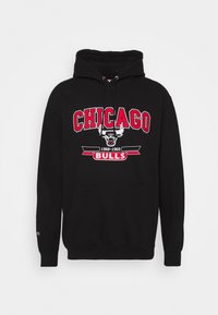 Sudadera negra con capucha que presenta el texto "CHICAGO" y "BULLS" en rojo y blanco, con un logo gráfico y un bolsillo tipo canguro. Incluye un cordón en la capucha.