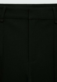 Pantalon noir sur mesure avec une texture lisse, présentant un devant plat, des détails cousus et des passants de ceinture. Lignes épurées sans poches visibles.