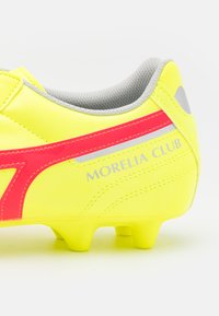 Mizuno MORELIA II CLUB - Kõva pinnase jalgpallisaapad - safety yellow/fiery coral 2/galaxy silver