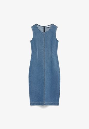 Ujjatlan, térdig érő, testhezálló kék farmerruha kerek nyakkivágással és középen látható varrási vonallal, hátul cipzárral.