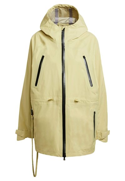 Chaqueta impermeable de color amarillo claro con capucha, dos bolsillos en el pecho y cremalleras negras. Cuerda ajustable en la cintura. Acabado ligeramente texturizado.
