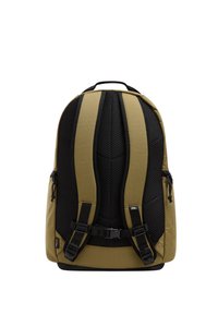 Mochila con correas de malla negra acolchadas y tela verde olivo, con hebillas ajustables y un diseño streamlined para soporte ergonómico.
