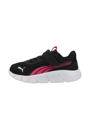 Zapatilla deportiva infantil en negro y rosa con suela blanca, parte superior de malla, cierre de velcro y logo de Puma en el lateral.