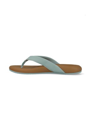 Bruine zool flip-flop sandaal met brede lichtblauwe gestructureerde stoffen band op een witte achtergrond.